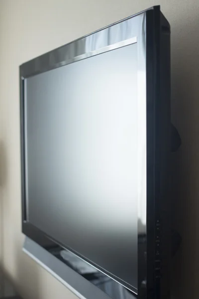 Flachbildfernseher mit breitem LED-Bildschirm an der Wand — Stockfoto