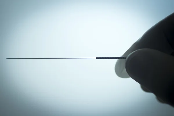 Arzt Hand Akupunktur Nadel trockene Nadeln — Stockfoto