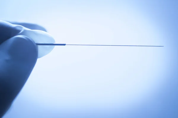 Arzt Hand Akupunktur Nadel trockene Nadeln — Stockfoto