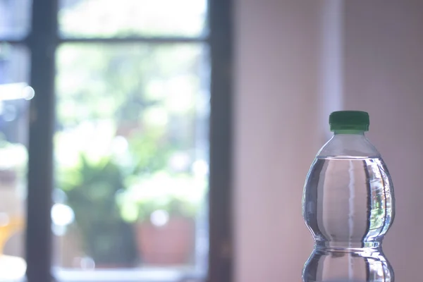 Botella de agua de plástico en ventana —  Fotos de Stock