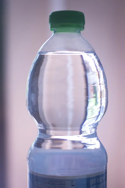 Botella de agua de plástico en ventana —  Fotos de Stock