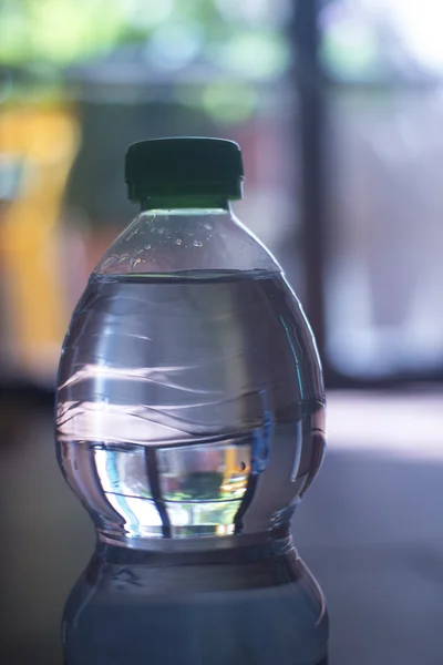 Botella de agua de plástico en ventana —  Fotos de Stock