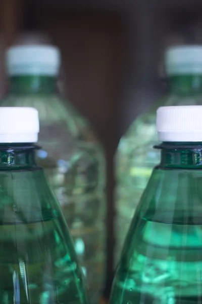 Bottiglie di acqua di plastica in luce finestra — Foto Stock