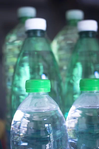 Botellas de agua de plástico en ventana —  Fotos de Stock