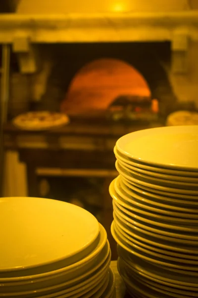 Pizzería italiana pizza restaurante horno platos — Foto de Stock