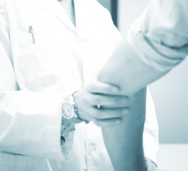 Traumatologist ortopedik cerrah Doktor muayene hasta