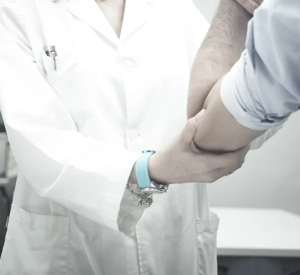Traumatologist orthopedic surgeon doctor examining patient — Stock Photo, Image