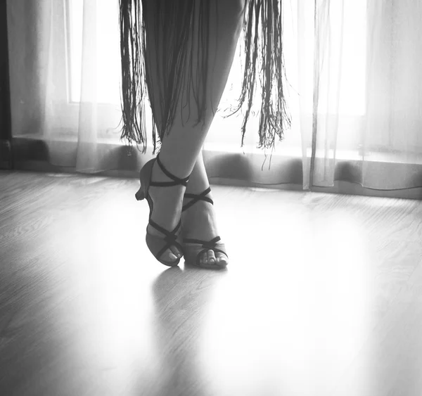 Skor fötter ben kvinnliga ballroom dans lärare dansare — Stockfoto