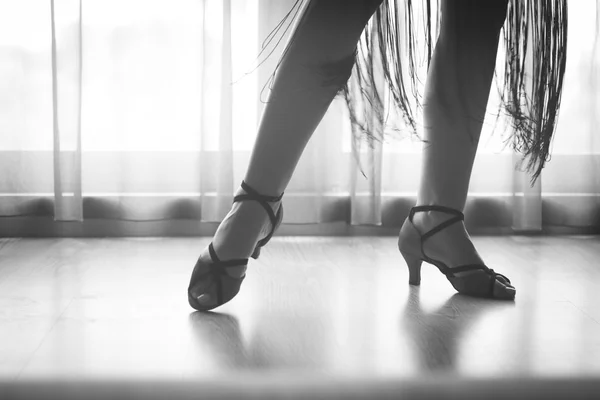 Zapatos pies piernas femenino baile de salón maestro bailarín —  Fotos de Stock