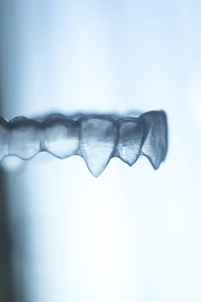 Невидимые зубные скобки выравнивают брекеты — стоковое фото