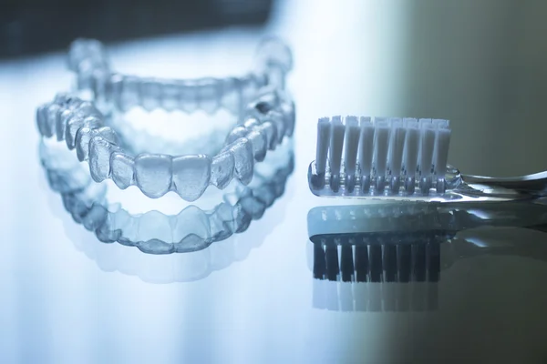 Görünmez diş diş parantez aligners hizmetli ve toothbrus