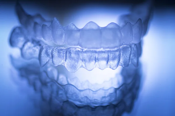 Invisible dientes dentales soportes alineadores frenos retenedores —  Fotos de Stock