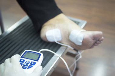 hasta ayak ayak bileği bacak fizyoterapi tedavisi
