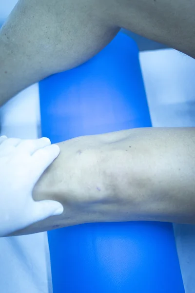Patientens ben i sjukgymnastik sjukgymnastik — Stockfoto