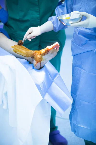 Operation im Operationssaal eines Krankenhauses — Stockfoto