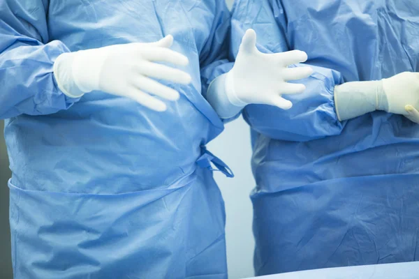 Sjukhuset operationssalen medicinska kirurg händer — Stockfoto