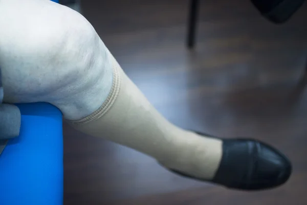 Patient leg in physical therapy physiotherapy — Stock Photo, Image