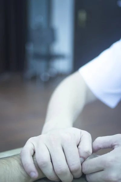 Ασθενή χέρι στη Φυσικοθεραπεία Φυσιοθεραπεία — Φωτογραφία Αρχείου