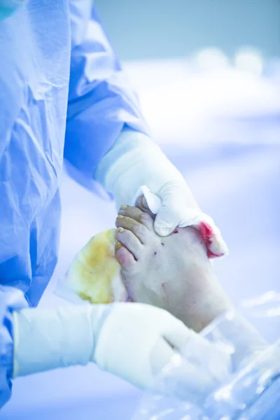 Operation im Operationssaal eines Krankenhauses — Stockfoto