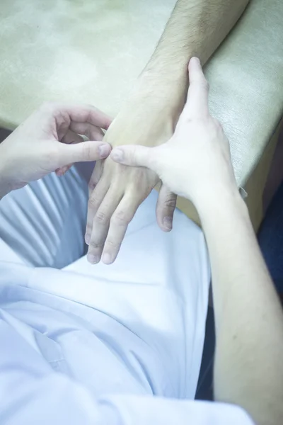 Mano del paciente en fisioterapia fisioterapia —  Fotos de Stock