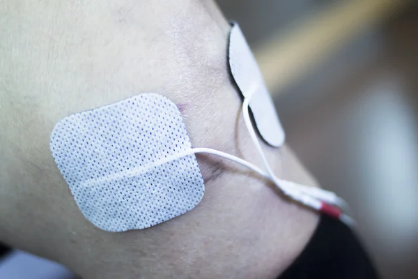 Rodilla de la pierna del paciente en tratamiento de fisioterapia — Foto de Stock