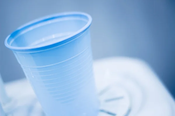 Tandarts water spoelen cup Tik vuller in tandheelkundige kliniek — Stockfoto