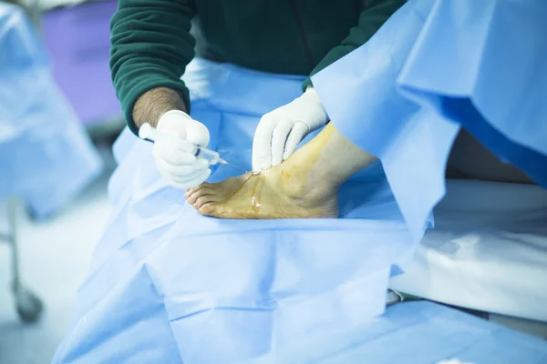Chirurgie médicale en salle d'opération — Photo