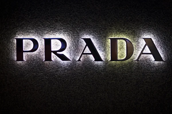 Prada φως νέον λογότυπο κατάστημα μόδας κατάστημα ρούχων — Φωτογραφία Αρχείου