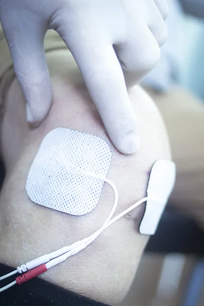 Rodilla de la pierna del paciente en tratamiento de fisioterapia — Foto de Stock