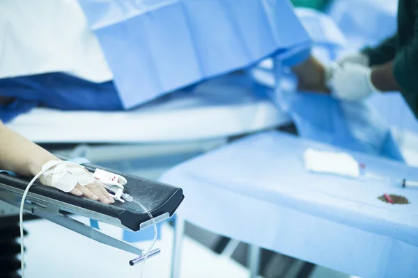 Dłoń pacjenta w szpitalu sali operacyjnej chirurgii — Zdjęcie stockowe