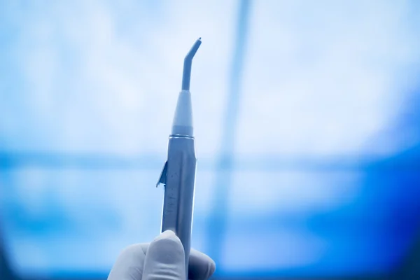 Instrumentación dental herramienta de limpieza de taladros de dentista en la clínica — Foto de Stock