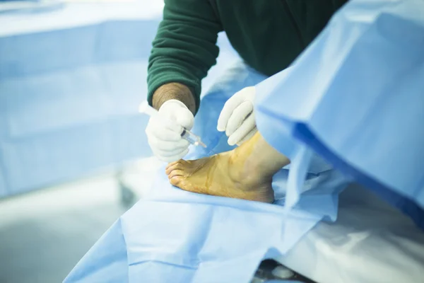 Chirurgie médicale en salle d'opération — Photo