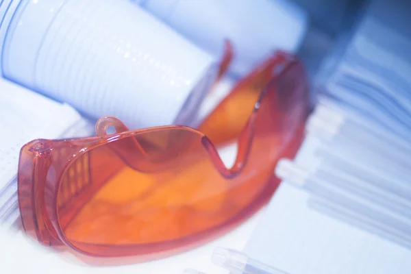 Equipo dental gafas protectoras en consultorio odontológico — Foto de Stock