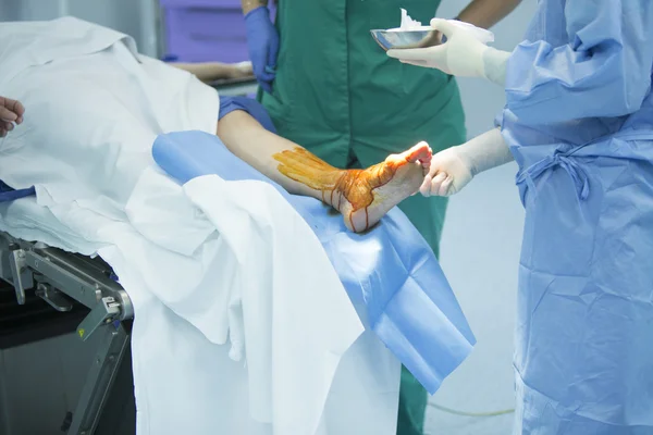 Operation im Operationssaal eines Krankenhauses — Stockfoto