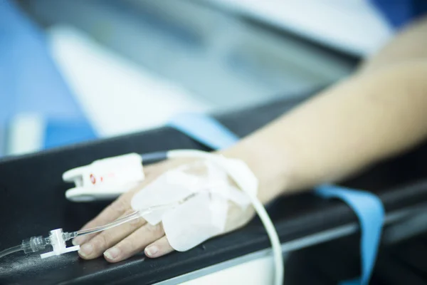 Рука пацієнта в операційній кімнаті лікарні — стокове фото