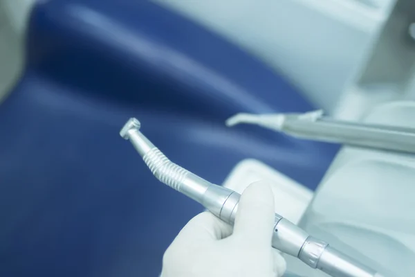 Instrumenasi gigi Alat pembersih bor di klinik — Stok Foto
