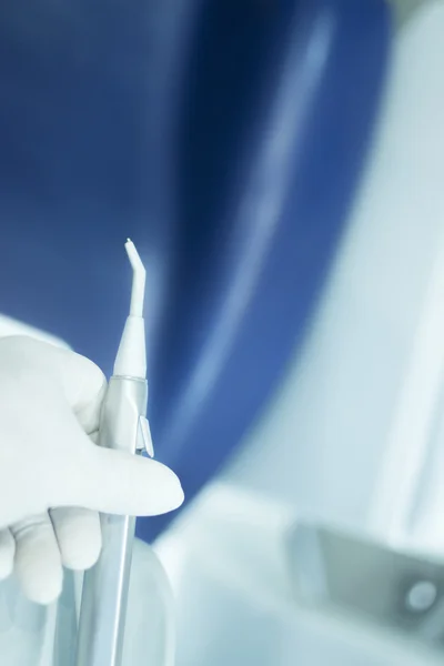 Стоматологічний інструментарій стоматолог дриль інструмент очищення в клініці — стокове фото