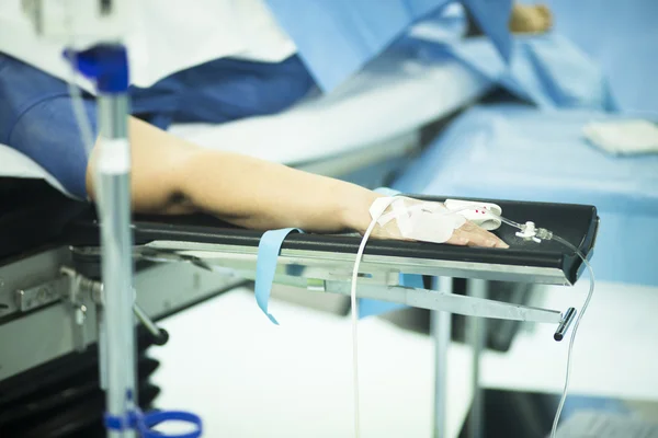 Mano del paciente en la cirugía de quirófano del hospital — Foto de Stock