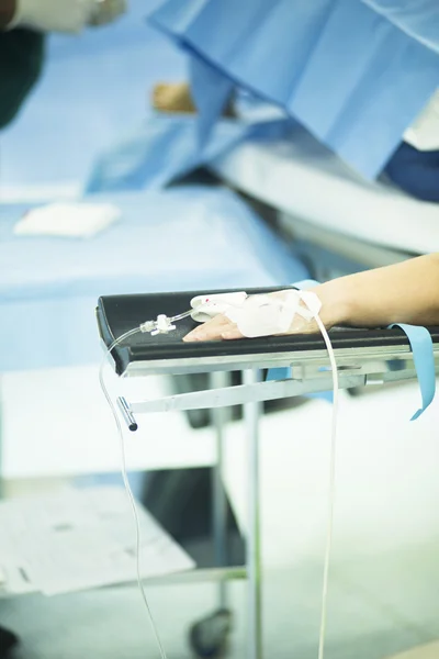 Mano del paciente en la cirugía de quirófano del hospital — Foto de Stock
