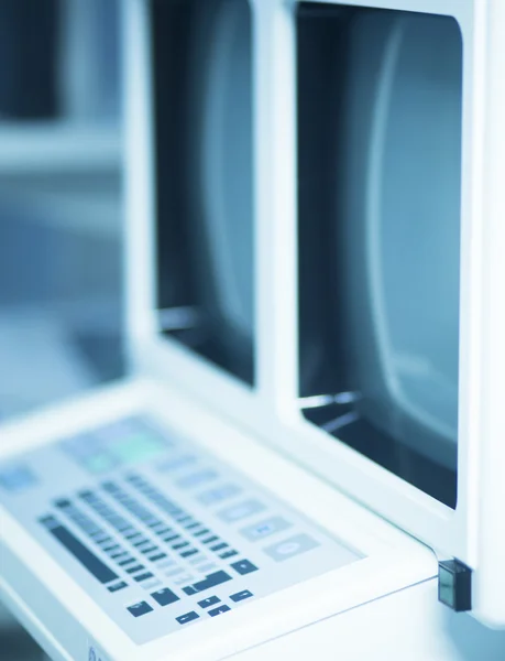 Telas de computador da sala de operações do hospital — Fotografia de Stock