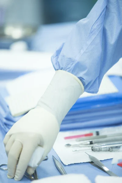 Instrumentación quirúrgica en quirófano hospitalario — Foto de Stock