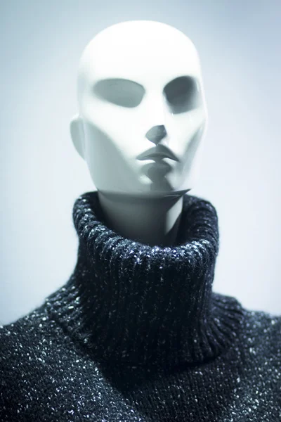 Schaufensterpuppe im Schaufenster eines Kaufhauses trägt aktuelle Trends bei Kleidungsstücken. — Stockbild Shop Dummy Mode Kleidung Geschäft Schaufensterpuppe — Stockfoto