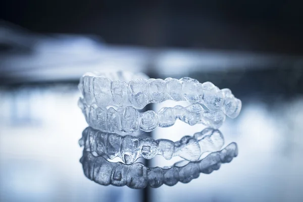 Osynliga dental tänder parentes aligners hängslen trotjänare — Stockfoto