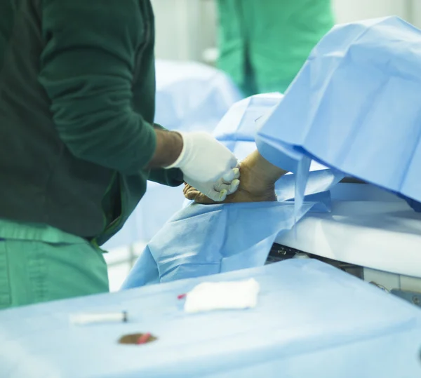 Mano del paciente en la cirugía de quirófano del hospital — Foto de Stock