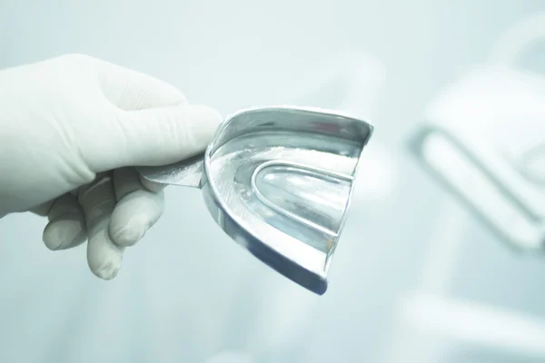 Dentistes moule dentaire dents plaque en céramique coulée — Photo