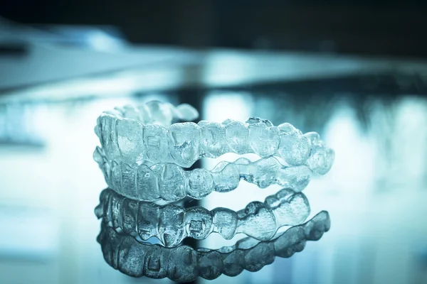 Αόρατο οδοντιατρική δόντια στηρίγματα ευθυγραμμιστές τιράντες υπηρέτες Royalty Free Φωτογραφίες Αρχείου