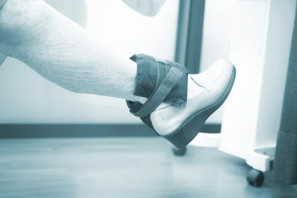 Нога пациента в физиотерапии — стоковое фото