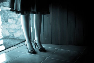 Düğün seksi bacaklar ile genç kadın