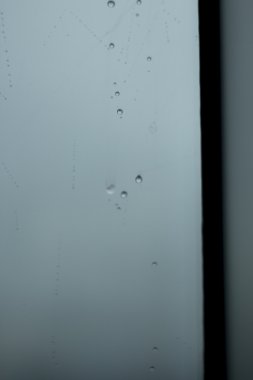 Yağmur damlaları pencere gri yağmurlu gün