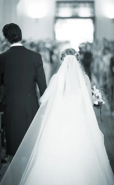 Svatební nevěsta a ženich v kostele — Stock fotografie